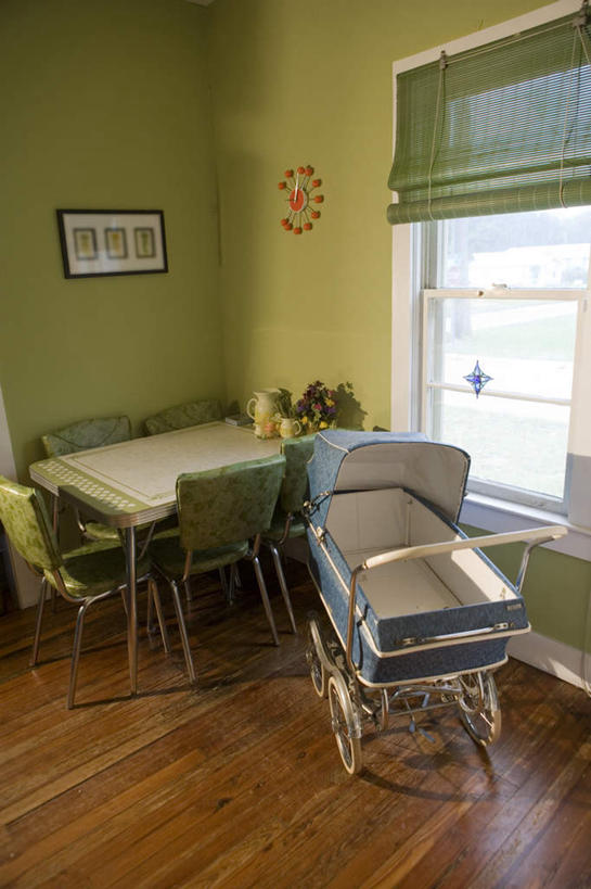 无人,竖图,室内,白天,正面,餐桌,窗户,地板,桌子,椅子,阴影,装饰,反射,影子,木椅,墙,地面,木地板,玻璃窗,墙壁,墙面,车,婴儿车,餐台,华丽,修饰,点缀,载具,挂画,衬托,美观,雅致,雅观,宝宝车,婴儿手推车,婴儿推车,装饰画,彩图