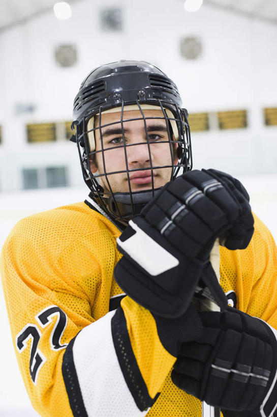 西方人,一个人,运动员,站,笑,微笑,竖图,室内,白天,正面,运动服,安全,窗户,帽子,欧洲,欧洲人,仅一个男性,仅一个人,阴影,服装,朦胧,模糊,光线,标志,数字,头盔,文字,影子,字符,墙,灯光,防护,注视,标识,玻璃窗,墙壁,墙面,仅一个年轻男性,衣服,黄色,安全帽,手套,观察,看,站着,阿拉伯数字,服饰,观看,保护,察看,衣着,穿着,关注,保险,保全,周全,安稳,安定,防护手套,衣饰,冰球场,平安,男人,男性,年轻男性,白种人,体育运动员,运动选手,站立,半身,彩图,运动装