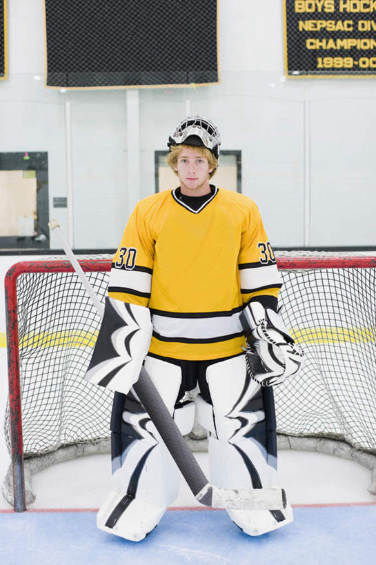 西方人,一个人,运动员,站,竖图,室内,白天,正面,运动服,安全,窗户,帽子,欧洲,欧洲人,仅一个男性,仅一个人,握,阴影,服装,光线,标志,数字,头盔,文字,影子,字符,墙,灯光,防护,拿,拿着,注视,标识,玻璃窗,墙壁,墙面,仅一个年轻男性,衣服,黄色,安全帽,手套,观察,看,站着,握着,阿拉伯数字,服饰,观看,保护,察看,衣着,穿着,关注,保险,保全,周全,安稳,安定,防护手套,衣饰,冰球场,平安,男人,男性,年轻男性,白种人,体育运动员,运动选手,站立,彩图,全身,运动装