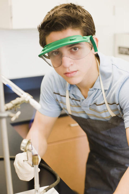 西方人,一个人,站,竖图,室内,白天,正面,安全,实验,研发,仪器,欧洲,欧洲人,仅一个男性,仅一个人,弯腰,握,服装,研究,分析,科学,化学,测试,火焰,围裙,眼镜,实验室,研究室,防护,燃烧,拿,拿着,注视,休闲装,仅一个年轻男性,衣服,手套,观察,看,站着,休闲,休闲服,握着,服饰,观看,护目镜,保护,科研,察看,关注,化验,保险,检验,研究所,试验耗材,实验用品,本生灯,化验室,检验室,保全,周全,安稳,安定,弯身,防护手套,安全防护眼镜,灯体,灯芯管,平安,男人,男性,年轻男性,白种人,站立,半身,彩图,防护眼镜