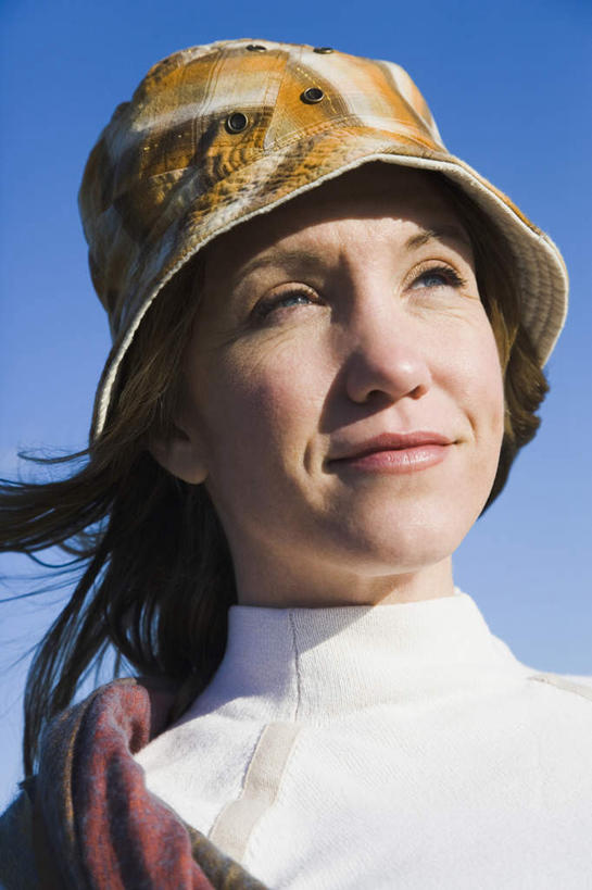 西方人,脸,头,脸颊,一个人,站,笑,微笑,竖图,室外,特写,白天,正面,帽子,欧洲,欧洲人,仅一个女性,仅一个人,阴影,服装,光线,影子,注视,休闲装,肩膀,衣服,蓝色,蓝天,天空,阳光,披肩,遮阳帽,天,观察,看,站着,仅一个中年女性,休闲,休闲服,服饰,晴朗,观看,察看,关注,万里无云,女人,女性,中年女性,白种人,头部,脸部,脸蛋,面部,晴空,晴空万里,站立,半身,彩图,云肩