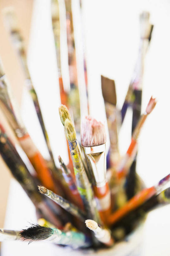 无人,竖图,俯视,室内,特写,白天,绘画,桌子,静物,许多,阴影,朦胧,模糊,艺术,反射,笔,影子,办公用品,很多,凌乱,书桌,文具,画笔,课桌,学习用品,颜料,文具用品,美术,混乱,纷乱,缭乱,庞杂,彩图,高角度拍摄,丙烯颜料