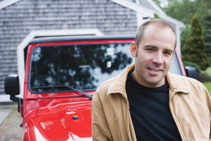 西方人,一个人,家,站,笑,微笑,露齿笑,横图,室外,白天,正面,植物,越野车,汽车,欧洲,欧洲人,仅一个男性,仅一个人,仅一个中年男性,一辆,服装,朦胧,模糊,房屋,屋子,注视,休闲装,楼房,住宅,车,树,树木,衣服,红色,绿色,自然,交通工具,观察,看,站着,休闲,休闲服,服饰,生长,成长,观看,察看,关注,载具,四驱车,男人,男性,中年男性,白种人,站立,半身,彩图,房子