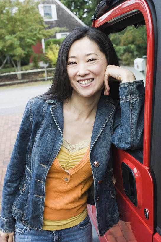 东方人,一个人,站,笑,微笑,露齿笑,竖图,室外,白天,正面,植物,越野车,汽车,亚洲,仅一个女性,仅一个人,一辆,撑,服装,托腮,注视,休闲装,黄种人,车,树,树木,衣服,红色,绿色,自然,交通工具,观察,看,托,站着,仅一个中年女性,休闲,休闲服,服饰,生长,成长,观看,察看,关注,托下巴,载具,四驱车,女人,女性,中年女性,亚洲人,站立,半身,彩图