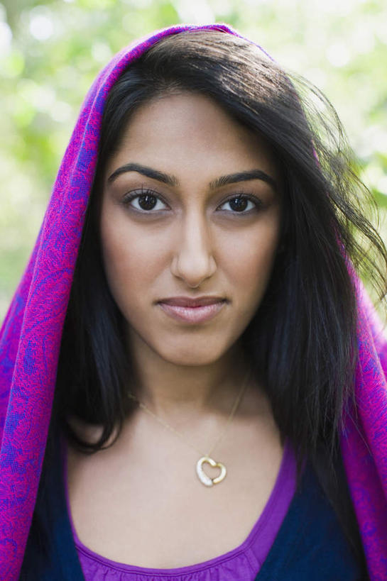 脸,头,脸颊,一个人,站,笑,微笑,竖图,室外,特写,白天,正面,植物,亚洲,仅一个年轻女性,仅一个女性,仅一个人,阴影,服装,朦胧,模糊,光线,影子,注视,休闲装,肩膀,树,树木,衣服,绿色,紫色,黑色,阳光,自然,披肩,观察,看,站着,休闲,休闲服,服饰,生长,成长,观看,察看,关注,年轻女性,女人,女性,亚洲人,印度人,头部,长发,直发,脸部,脸蛋,面部,站立,半身,彩图,云肩