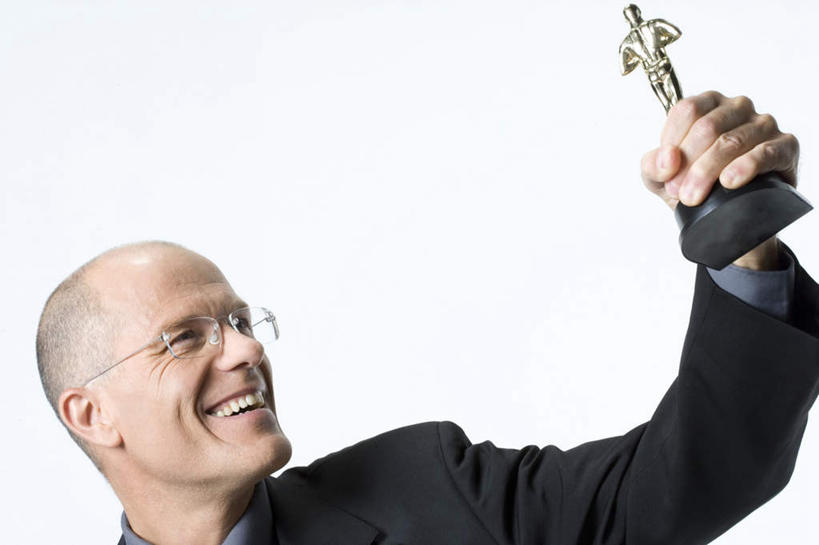 西方人,秃头,一个人,商务人士,商务男性,站,举,笑,微笑,露齿笑,横图,室内,白天,白色背景,正面,衬衫,成功,胜利,欧洲,欧洲人,仅一个男性,仅一个人,仅一个中年男性,一副,握,套装,眼镜,拿,拿着,注视,一个,观察,看,托,站着,光彩,握着,摄影,影棚,单个,观看,察看,关注,商务装,荣誉,奖品,近视眼镜,工薪阶层,荣耀,奥斯卡奖,奥斯卡金像奖,金像奖,学院奖,小金人,光荣,男人,男性,中年男性,白种人,光头,无发,白领,上班族,举起,举手,举着,向上举,向上伸,向上托,站立,半身,彩图,影棚拍摄,衬衣,拍摄,奖杯