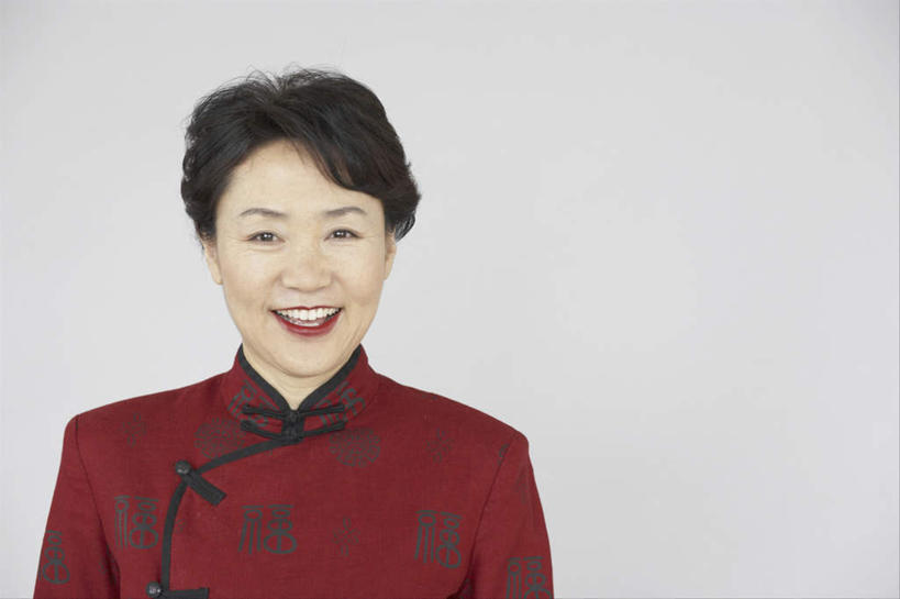 东方人,脸,头,脸颊,一个人,笑,微笑,露齿笑,横图,室内,特写,白天,白色背景,正面,民族服装,亚洲,仅一个女性,仅一个人,服装,注视,黄种人,纽扣,肩膀,衣服,红色,黑色,观察,看,仅一个中年女性,摄影,服饰,影棚,观看,钮扣,察看,衣着,穿着,关注,衣饰,盘扣,女人,女性,中年女性,亚洲人,头部,卷发,脸部,脸蛋,面部,半身,彩图,影棚拍摄,传统服装,民俗服,拍摄,盘纽,唐装,短发