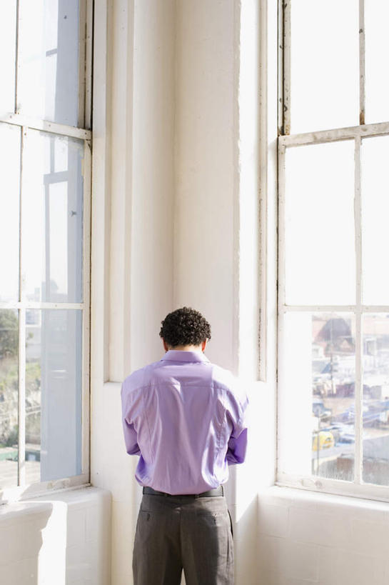 西方人,一个人,商务人士,商务男性,站,竖图,室内,白天,衬衫,寂寞,植物,窗户,地板,欧洲,非洲,黑人,欧洲人,仅一个男性,仅一个人,阴影,套装,光线,影子,墙,地面,木地板,玻璃窗,墙壁,墙面,树,树木,仅一个年轻男性,背面,绿色,阳光,自然,站着,生长,成长,商务装,工薪阶层,孤单,男人,男性,年轻男性,非洲人,白领,上班族,站立,半身,彩图,衬衣,寥寂