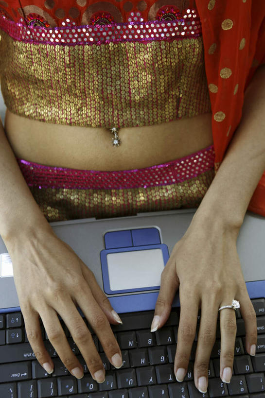 手,一个人,坐,打电话,竖图,俯视,室内,特写,白天,民族服装,爱情,键盘,桌面,桌子,电话,手机,亚洲,双手,仅一个年轻女性,仅一个女性,仅一个人,敲打,木制,浪漫,输入,输入设备,通讯设备,装饰品,戒指,木制品,饰品,首饰,打字,手部,脐环,恩爱,服饰,飘逸,点击,敲击,信物,权利,庄重,追求,通信设备,纱丽,一部,雅致,手饰,纱丽服,清婉,妍丽,肚脐环,交流,按键,年轻女性,女人,女性,亚洲人,印度人,沟通,通话,坐着,半身,彩图,高角度拍摄,传统服装,民俗服,奢华