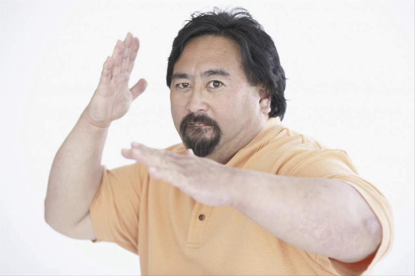 东方人,胡须,一个人,站,举,横图,室内,白天,白色背景,正面,锻炼,运动,武术,亚洲,仅一个男性,仅一个人,仅一个中年男性,服装,注视,休闲装,黄种人,衣服,黄色,观察,看,托,站着,休闲,休闲服,摄影,服饰,影棚,观看,察看,关注,武打,武功,体育,男人,男性,中年男性,亚洲人,胡子,络腮胡,举起,举手,举着,向上举,向上伸,向上托,站立,半身,彩图,影棚拍摄,健身,拍摄,武学