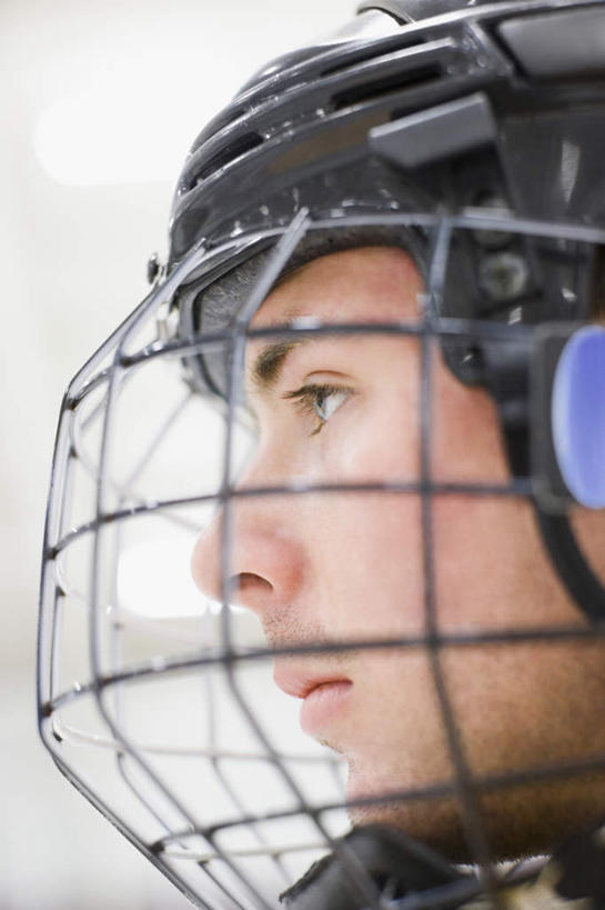 西方人,脸,头,脸颊,一个人,运动员,竖图,室内,特写,白天,侧面,锻炼,运动,曲棍球,帽子,欧洲,欧洲人,仅一个男性,仅一个人,头盔,冰球,冰上曲棍球,注视,娱乐,运动器械,仅一个年轻男性,安全帽,观察,看,享受,休闲,健身器械,放松,观看,察看,关注,健身器材,室内运动,班迪球,男人,男性,年轻男性,白种人,头部,脸部,脸蛋,面部,体育运动员,运动选手,半身,彩图,健身,运动器材