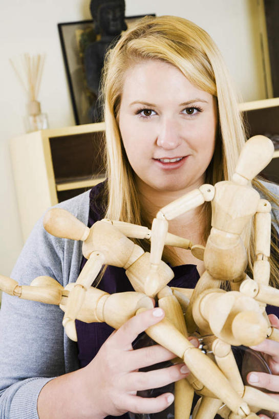 西方人,一个人,站,笑,微笑,竖图,室内,白天,正面,摆设,欧洲,欧洲人,仅一个年轻女性,仅一个女性,仅一个人,握,服装,艺术,装饰,人偶,拿,置物架,拿着,注视,休闲装,文化,架子,装饰品,衣服,模型,装饰物,工艺品,观察,看,站着,休闲,休闲服,握着,服饰,观看,华丽,修饰,点缀,察看,高雅,木偶,关注,饰物,陈列架,简洁,衬托,美观,雅致,雅观,木偶人,木人,搁架,年轻女性,女人,女性,白种人,站立,半身,彩图