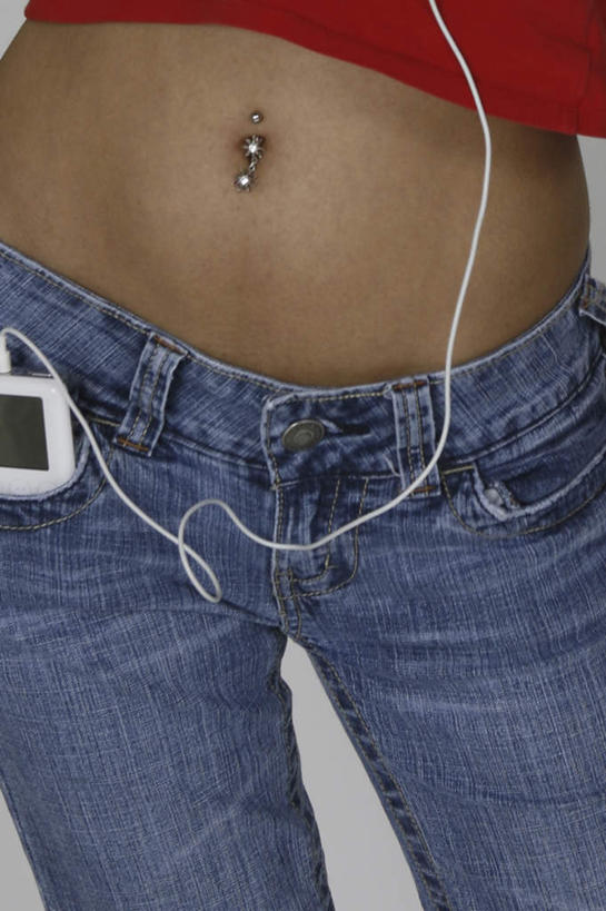 腹部,一个人,站,竖图,室内,特写,白天,白色背景,正面,陶醉,快乐,满意,幸福,亚洲,仅一个年轻女性,仅一个女性,仅一个人,服装,裤子,音响,音乐,音乐播放器,牛仔裤,休闲装,娱乐,装饰品,衣服,红色,耳机,饰品,首饰,随身听,站着,享受,休闲,休闲服,脐环,放松,摄影,服饰,影棚,舒适,享乐,MP3播放器,肚脐环,年轻女性,女人,女性,亚洲人,印度人,腹,肚子,站立,半身,彩图,影棚拍摄,拍摄,播放器,沉醉