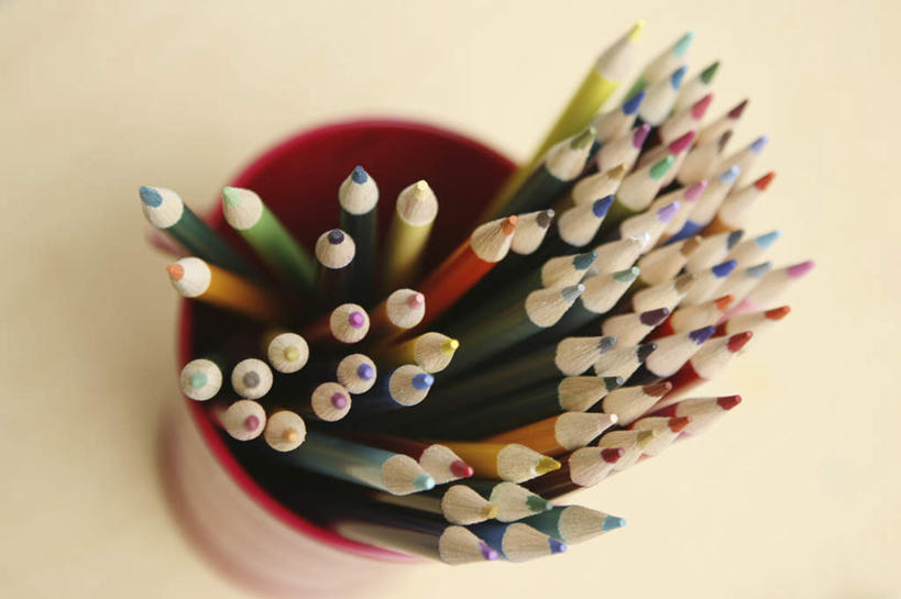 无人,横图,俯视,室内,特写,白天,桌面,桌子,静物,笔筒,阴影,反射,木制,笔,影子,办公用品,文具,木制品,铅笔,容器,学习用品,器皿,摄影,影棚,储藏,文具用品,储存,插笔器具,文房用具,彩图,高角度拍摄,影棚拍摄,拍摄,贮存,彩色铅笔