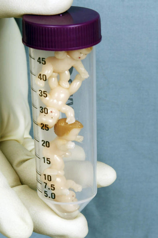 西方人,手,一个人,医生,竖图,室内,特写,白天,正面,实验,仪器,科技,杯子,欧洲,欧洲人,仅一个男性,仅一个人,握,蓝色背景,研究,透明,分析,科学,化学,医学,测试,试管,拿,拿着,玻璃制品,仅一个年轻男性,一个,玻璃瓶,瓶子,手套,医护人员,医疗人员,怀孕,手部,橡胶,器皿,握着,摄影,影棚,单个,单手,医疗,科学技术,白大褂,人工受精,橡胶手套,计量,橡胶制品,试管婴儿,玻璃仪器,试验耗材,实验用品,医用手套,男人,男性,年轻男性,白种人,大夫,玻璃杯,半身,彩图,影棚拍摄,拍摄,体外受精,体外受孕