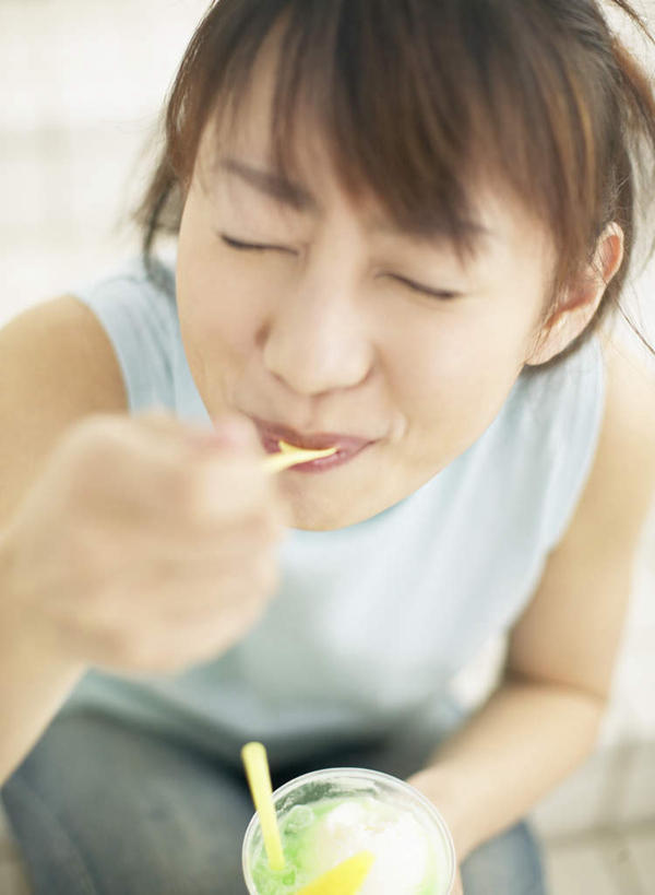 东方人,一个人,坐,闭眼,笑,吃,微笑,竖图,俯视,室内,白天,杯子,亚洲,仅一个年轻女性,仅一个女性,仅一个人,服装,朦胧,模糊,塑料,冰激凌,清凉,休闲装,黄种人,玻璃制品,一个,衣服,水杯,塑料制品,吸管,冷饮,休闲,舒服,休闲服,冰淇淋,服饰,单个,解暑,空心,解渴,雪糕,舒爽,饮管,冰糕,消暑,年轻女性,女人,女性,亚洲人,玻璃杯,闭眼睛,闭着眼,闭着眼睛,嚼,食,坐着,半身,彩图,高角度拍摄,圆柱状