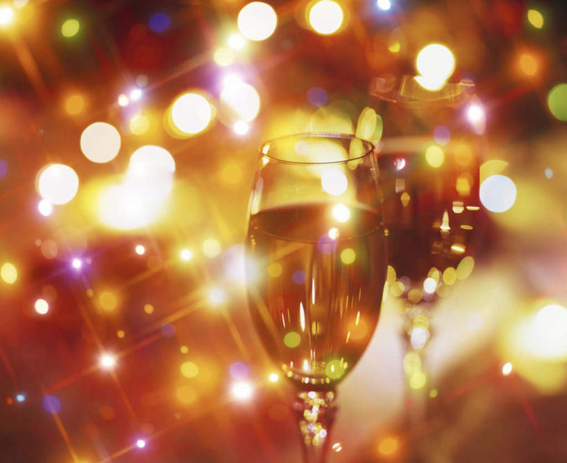 葡萄酒,无人,横图,室内,特写,白天,正面,奢侈,快乐,杯子,照明,圣诞节,阴影,节日,朦胧,模糊,庆祝,装饰,反射,光线,彩灯,高脚杯,影子,灯光,浪漫,文化,玻璃制品,灯,酒,饮料,酒杯,灯具,香槟,庆典,诱惑,摄影,花灯,影棚,纪念,华丽,修饰,照亮,点缀,照明设备,香槟杯,衬托,美观,雅致,雅观,气泡酒,起泡酒,汽酒,玻璃杯,彩图,影棚拍摄,高兴,欢笑,拍摄