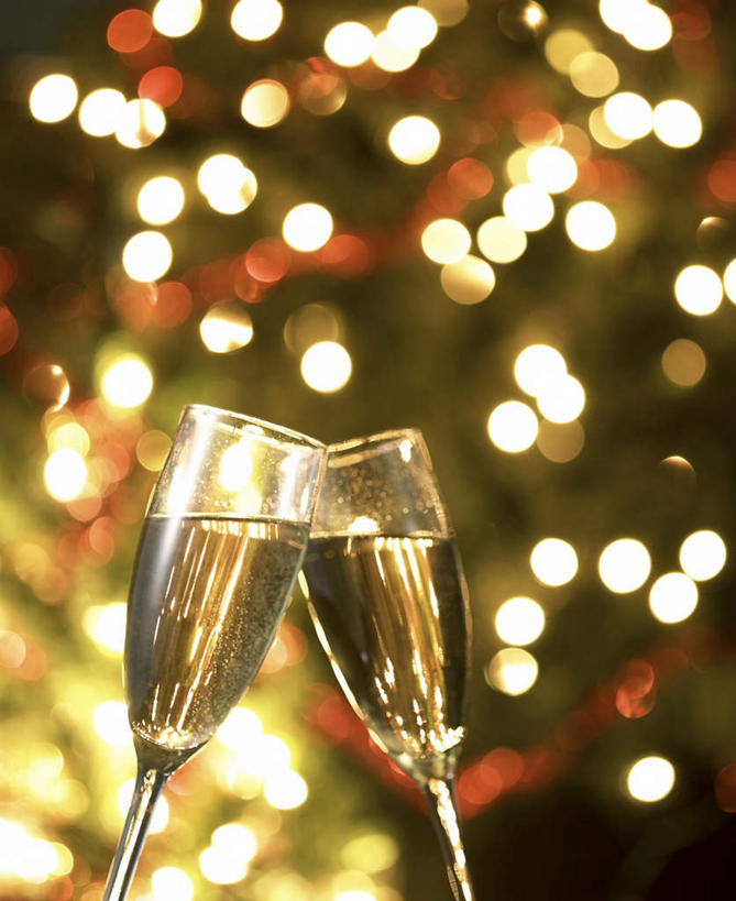 葡萄酒,无人,竖图,室内,特写,白天,正面,奢侈,快乐,杯子,照明,圣诞节,阴影,节日,朦胧,模糊,庆祝,装饰,反射,光线,彩灯,高脚杯,影子,灯光,浪漫,文化,玻璃制品,灯,酒,饮料,酒杯,灯具,香槟,庆典,诱惑,摄影,花灯,影棚,纪念,华丽,修饰,照亮,点缀,照明设备,香槟杯,衬托,美观,雅致,雅观,气泡酒,起泡酒,汽酒,玻璃杯,彩图,影棚拍摄,高兴,欢笑,拍摄