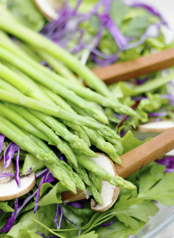 无人,竖图,俯视,室内,特写,白天,芦笋,椰菜,卷心菜,一堆,许多,切碎,堆叠,堆积,紫甘蓝,紫包菜,绿色,容器,赤甘蓝,甘蓝,储藏,堆,储存,紫椰菜,紫圆白菜,猪尾巴,药鸡豆子,石刁柏,蚂蚁杆,龙须菜,狼尾巴根,结球甘蓝,红甘蓝,甘兰,包心菜,彩图,高角度拍摄,贮存