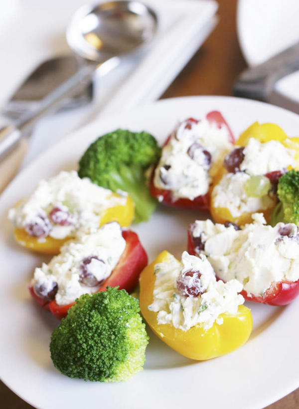 东方人,无人,竖图,俯视,室内,白天,辣椒,餐具,亚洲,许多,切开,环绕,围绕,碟子,盘,勺子,花菜,花椰菜,西兰花,黄种人,沙拉酱,排列,一个,白色,盘子,调羹,碟,汤匙,单个,椰菜花,队列,辣角,红海椒,大椒,辣虎,广椒,甘蓝花,亚洲人,辣子,红辣椒,海椒,番椒,彩图,高角度拍摄