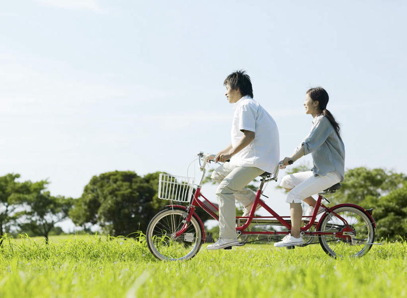 东方人,两个人,坐,横图,室外,白天,侧面,爱情,草地,草坪,植物,自行车,亚洲,阴影,服装,光线,影子,云,云朵,浪漫,云彩,注视,休闲装,黄种人,车,脚踏车,草,树,树木,衣服,蓝色,绿色,白云,蓝天,天空,阳光,自然,交通工具,天,观察,看,骑车,休闲,温暖,温馨,休闲服,恩爱,恋人,服饰,双人自行车,生长,晴朗,成长,观看,和睦,察看,关注,载具,男人,男性,年轻男性,年轻女性,女人,女性,亚洲人,情侣,晴空,坐着,彩图,全身,伴侣,融洽