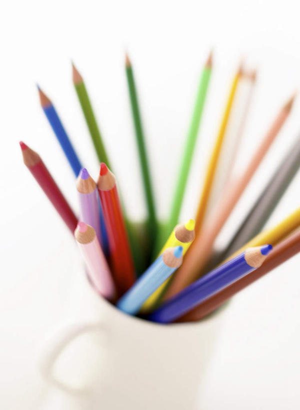 无人,竖图,俯视,室内,特写,白天,桌面,桌子,静物,笔筒,许多,朦胧,模糊,笔,蜡笔,办公用品,书桌,文具,课桌,容器,学习用品,器皿,摆放,储藏,文具用品,储存,插笔器具,文房用具,彩图,高角度拍摄,贮存,彩色铅笔