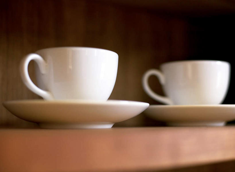 无人,横图,室内,特写,白天,正面,柜子,杯子,餐具,朦胧,模糊,木制,瓷器,碟子,盘,咖啡杯,陶瓷制品,两个,白色,盘子,木制品,橱柜,碟,瓷杯,彩图