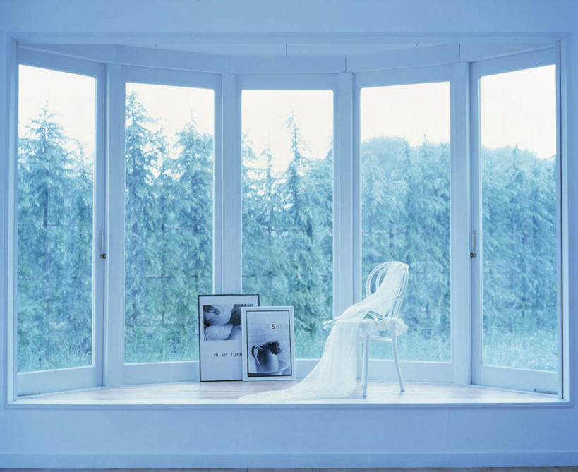 无人,横图,室内,白天,正面,婚纱,植物,窗户,地板,落地窗,椅子,相框,阴影,光线,影子,木椅,地面,木地板,玻璃窗,树,树木,绿色,阳光,自然,影楼,生长,成长,摄影棚,一套,两幅,彩图,婚礼服,礼服