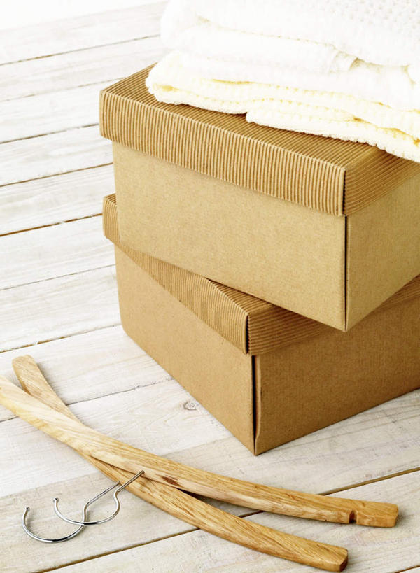 无人,竖图,俯视,室内,特写,白天,地板,静物,衣架,条纹,服装,整齐,纸盒,棕色,地面,折叠,木地板,盒子,两个,衣服,包装盒,摄影,服饰,影棚,摆放,衣着,穿着,衣饰,挂衣架,晾衣架,彩图,高角度拍摄,影棚拍摄,拍摄