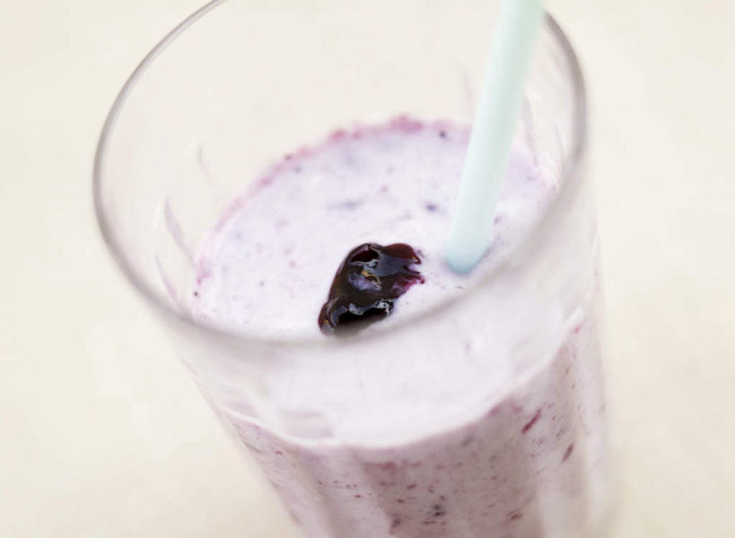 果汁,无人,横图,俯视,室内,特写,白天,桌面,桌子,浆果,蓝莓,杯子,水果,一根,朦胧,模糊,新鲜,木制,塑料,生食,食品,果实,饮品,玻璃制品,食物,饮料,绿色,木制品,水杯,塑料制品,吸管,有机食品,绿色食品,空心,可口,饮管,适口,果露,玻璃杯,山都柿,蓝浆果,蓝靛果,彩图,高角度拍摄,圆柱状