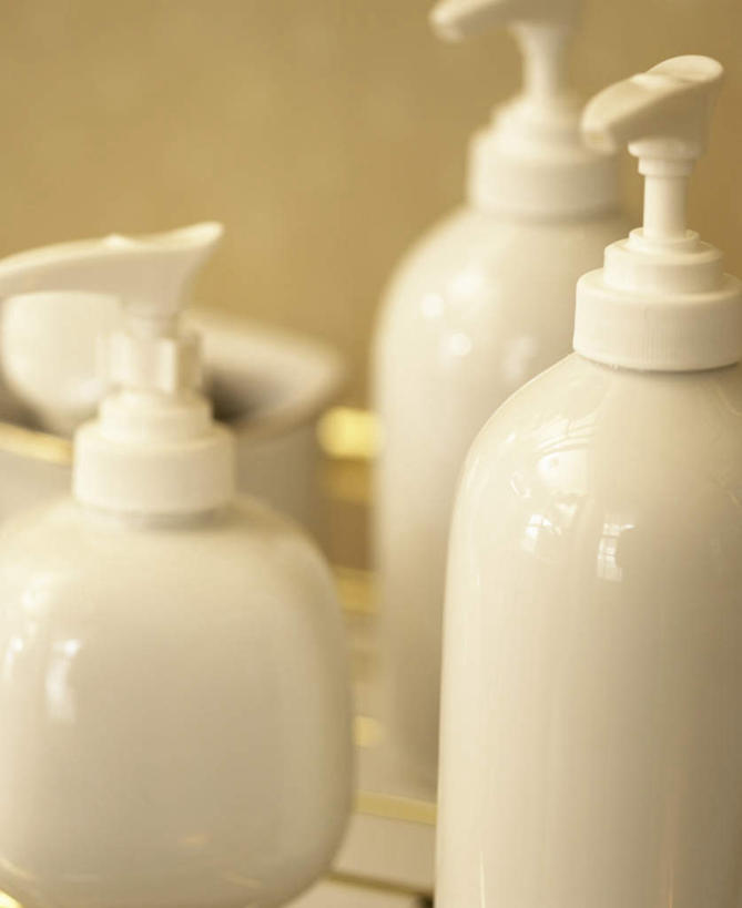 无人,竖图,室内,特写,白天,正面,化妆,美容,静物,护肤,朦胧,模糊,罐子,洗发水,陶瓷,陶瓷制品,三个,化妆品,瓶子,肥皂,香皂,日用品,洗浴用品,清洁,保养,享受,休闲,洗发液,放松,保健,沐浴露,洗发露,护肤品,化妆用品,香波,护肤用品,舒缓,养颜,去污,紧肤,嫩肤,洗涤,彩图,洗发精,洗发香波