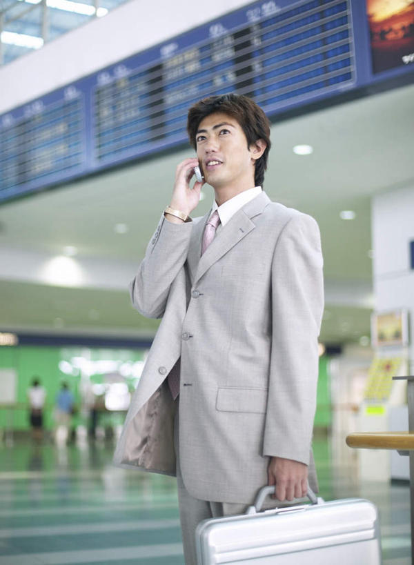 东方人,一个人,商务人士,商务男性,机场,站,打电话,竖图,室内,白天,正面,衬衫,飞机场,电话,手机,照明,亚洲,仅一个男性,仅一个人,握,套装,包,公文包,灯光,地面,拿,拎,拿着,黄种人,通讯设备,顶灯,灯,仅一个年轻男性,白色,灯具,航站楼,站着,握着,公事包,照亮,照明设备,商务装,工薪阶层,候机楼,旅客航站楼,交流,男人,男性,年轻男性,亚洲人,白领,上班族,航空站,空港,沟通,通话,站立,半身,彩图,衬衣,拎着