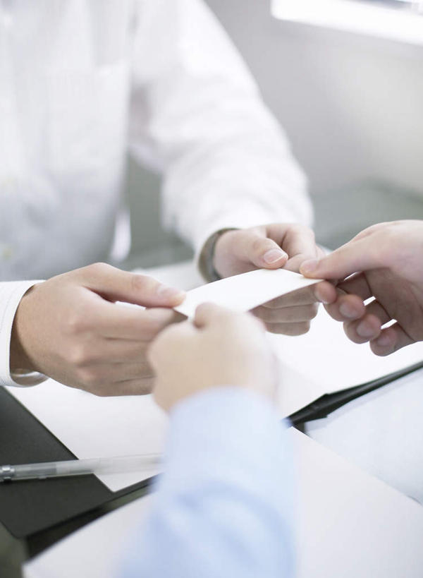 东方人,两个人,同事,商务人士,商务男性,办公室,会议室,站,竖图,室内,白天,正面,衬衫,成功,合作,团队,集体,信心,名片,亚洲,握,套装,传递,信息,材料,档案,文件,联系,拿,拿着,黄种人,队伍,卡片,资料,站着,握着,赠送,领导,成就,文档,商务装,身份,合伙,领袖,工薪阶层,名刺,名帖,交往,男人,男性,年轻男性,亚洲人,白领,上班族,站立,半身,彩图,衬衣,商业