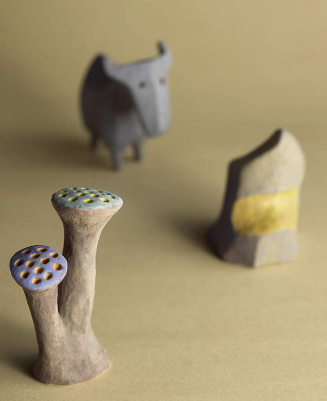 无人,竖图,室内,特写,白天,正面,石头,牛,静物,雕塑,一头,阴影,灰色背景,艺术,装饰,散落,反射,雕刻,雕像,泥塑,石子,影子,手工艺品,文化,三个,动物,工艺品,家畜,摄影,莲蓬,牲畜,影棚,纪念,莲蓬子,莲子肉,美术,粘土,高雅,主题,陈列,手工艺,功能,美学,自信心,品位,石块,彩图,全身,影棚拍摄,拍摄