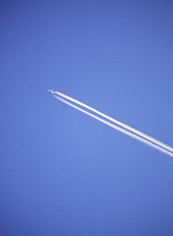 无人,竖图,室外,白天,仰视,线条,直线,烟雾,蓝色,蓝天,天空,天,晴朗,污染,废气,飞机尾迹,尾迹云,机尾云,飞机拉烟,云带,尾迹,万里无云,机尾迹,飞机尾气,晴空,晴空万里,彩图,低角度拍摄