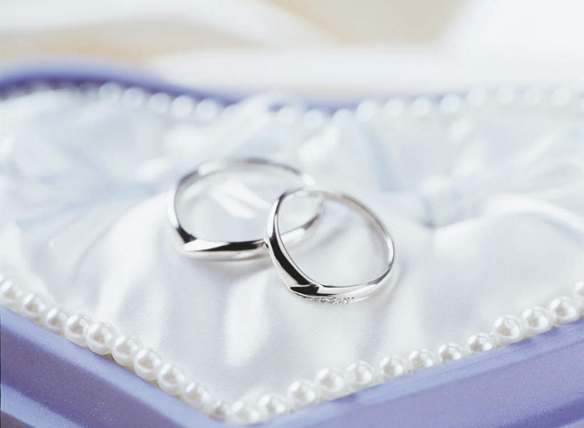 无人,横图,俯视,室内,特写,白天,爱情,静物,爱心,朦胧,模糊,装饰,蕾丝,一对,浪漫,装饰品,两个,紫色,白色,结婚戒指,戒指,饰品,首饰,温暖,温馨,心形,恩爱,戒枕,华丽,修饰,信物,点缀,和睦,权利,衬托,美观,雅致,雅观,手饰,心型,彩图,高角度拍摄,融洽