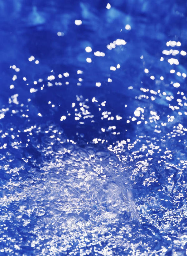 无人,竖图,俯视,室内,特写,白天,水,露水,阴影,飞溅,溅,透明,光线,液体,影子,水滴,水珠,蓝色,泡泡,露珠,生机,喷洒,剔透,灵动,通明,彩图,高角度拍摄,晶莹