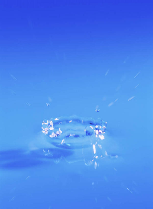 无人,竖图,俯视,室内,特写,白天,水,一滴,阴影,飞溅,蓝色背景,溅,反射,液体,影子,水滴,水珠,摄影,影棚,喷洒,彩图,高角度拍摄,影棚拍摄,拍摄