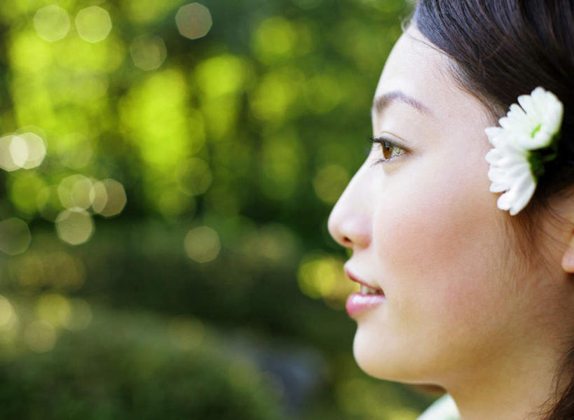 东方人,脸,头,脸颊,一个人,横图,室外,特写,白天,侧面,民族服装,植物,亚洲,仅一个年轻女性,仅一个女性,仅一个人,花纹,和服,朦胧,模糊,装饰,盛开,图案,花蕾,黄种人,花,花瓣,花朵,鲜花,树,树木,两朵,绿色,白色,自然,花苞,花蕊,菊花,服饰,小白菊,生长,成长,华丽,修饰,点缀,吴服,唐草,唐花,唐锦,衬托,美观,雅致,雅观,钮扣菊,年轻女性,女人,女性,亚洲人,头部,脸部,脸蛋,面部,半身,彩图,传统服装,民俗服