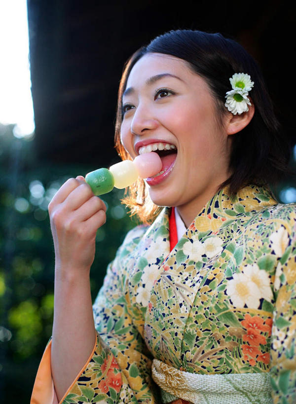 点心,东方人,一个人,坐,笑,微笑,露齿笑,竖图,室外,白天,正面,民族服装,亚洲,仅一个年轻女性,仅一个女性,仅一个人,一排,握,咬,花纹,和服,朦胧,模糊,整齐,盛开,图案,瓦片,屋檐,和果子,食品,甜点,甜品,拿,花蕾,拿着,注视,黄种人,小吃,檐,花,花瓣,花朵,鲜花,食物,糕点,排列,两朵,白色,甜食,花苞,花蕊,观察,看,日式,菊花,握着,服饰,小白菊,观看,咬着,察看,队列,关注,吴服,唐草,唐花,唐锦,钮扣菊,年轻女性,女人,女性,亚洲人,坐着,半身,彩图,传统服装,民俗服,日本小吃