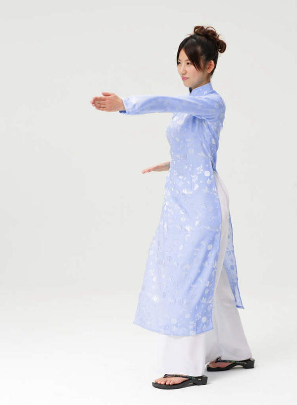 东方人,一个人,站,竖图,室内,白天,正面,民族服装,武术,亚洲,仅一个年轻女性,仅一个女性,仅一个人,灰色背景,旗袍,注视,黄种人,文化,蓝色,观察,看,站着,摄影,影棚,观看,察看,关注,中国文化,年轻女性,女人,女性,亚洲人,站立,彩图,全身,影棚拍摄,传统服装,民俗服,拍摄,传统文化