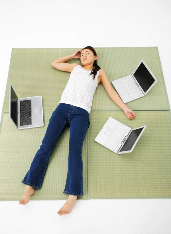 东方人,一个人,躺,闭眼,睡,竖图,俯视,室内,白天,白色背景,电脑,笔记本电脑,亚洲,仅一个年轻女性,仅一个女性,仅一个人,服装,网络,塌塌米,榻榻米,休闲装,黄种人,通讯设备,衣服,休闲,休闲服,摄影,服饰,影棚,三台,无线,通信设备,无线网络,无线上网,便携式电脑,叠席,卧着,手提电脑,年轻女性,女人,女性,亚洲人,闭眼睛,闭着眼,闭着眼睛,困,困觉,寝息,睡觉,躺着,卧,彩图,高角度拍摄,全身,影棚拍摄,拍摄