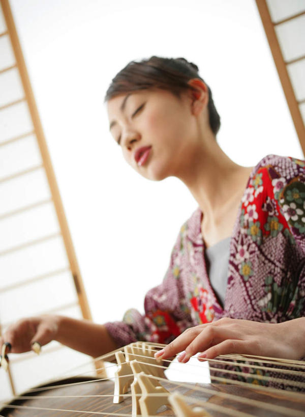 东方人,一个人,坐,闭眼,竖图,室内,白天,白色背景,正面,家具,门,屏风,亚洲,仅一个年轻女性,仅一个女性,仅一个人,一把,拉门,服装,乐器,弦乐器,弹奏,黄种人,移门,衣服,摄影,服饰,影棚,协调,遮挡,衣着,穿着,弹拨弦鸣乐器,分隔,古筝,弹弦乐器,障子,纸门,衣饰,民族乐器,美化,年轻女性,女人,女性,亚洲人,闭眼睛,闭着眼,闭着眼睛,坐着,半身,彩图,影棚拍摄,拍摄,弹拨弦乐器