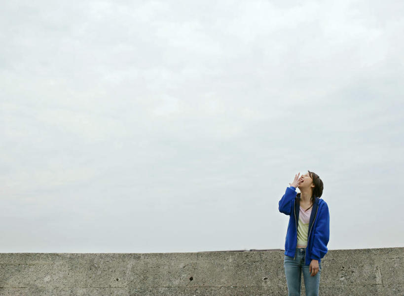 东方人,一个人,站,横图,室外,白天,正面,安全,亚洲,仅一个年轻女性,仅一个女性,仅一个人,服装,墙,防护,大喊,注视,休闲装,黄种人,墙壁,墙面,衣服,蓝色,观察,看,站着,张嘴,休闲,休闲服,服饰,观看,保护,大叫,察看,关注,保险,张大嘴巴,防波堤,保全,周全,安稳,安定,大呼,平安,年轻女性,女人,女性,亚洲人,张开嘴,抬头,仰头,站立,半身,彩图,破浪堤