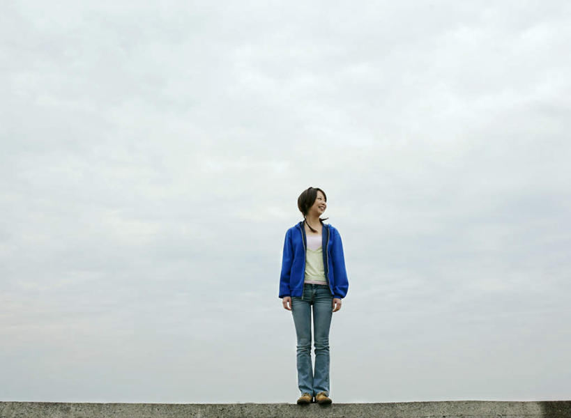 东方人,一个人,站,横图,室外,白天,仰视,安全,亚洲,仅一个年轻女性,仅一个女性,仅一个人,服装,云,云朵,防护,云彩,扭头,注视,休闲装,黄种人,衣服,蓝色,白云,观察,看,站着,转头,休闲,休闲服,服饰,观看,保护,察看,关注,保险,防波堤,保全,周全,安稳,安定,平安,年轻女性,女人,女性,亚洲人,站立,彩图,低角度拍摄,全身,破浪堤