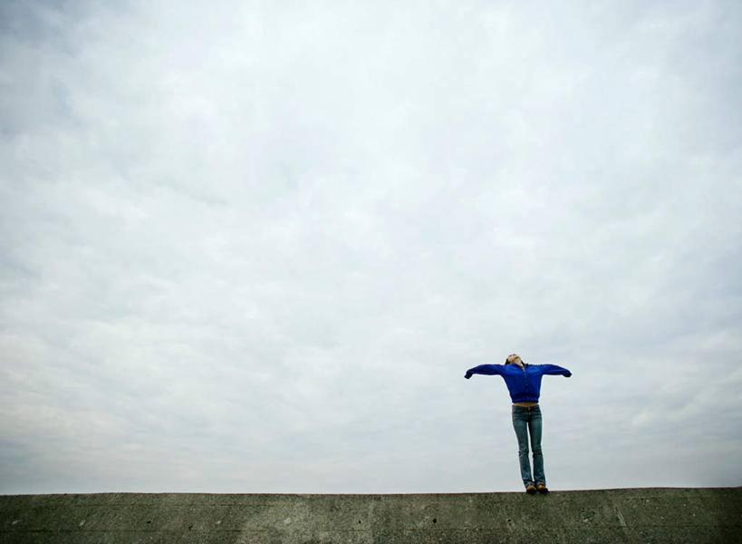 东方人,一个人,站,伸展双臂,横图,室外,白天,仰视,安全,亚洲,仅一个年轻女性,仅一个女性,仅一个人,服装,云,云朵,防护,云彩,休闲装,黄种人,衣服,蓝色,白云,站着,休闲,休闲服,服饰,保护,保险,防波堤,保全,周全,安稳,安定,平安,年轻女性,女人,女性,亚洲人,敞开双臂,伸开双臂,展开双肩,站立,张开手臂,张开双臂,彩图,低角度拍摄,全身,破浪堤