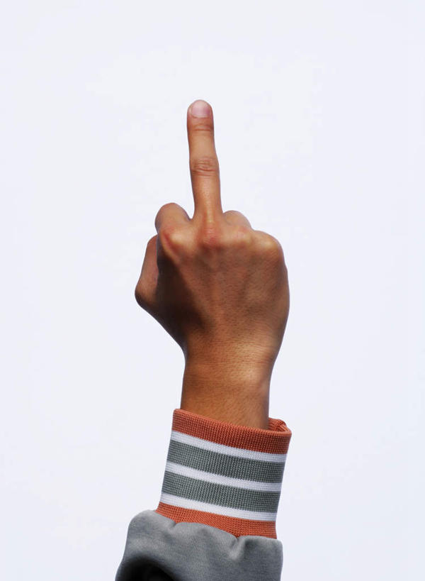 东方人,手,中指,一个人,竖图,室内,特写,白天,白色背景,正面,亚洲,仅一个男性,仅一个人,指,服装,休闲装,黄种人,方向,仅一个年轻男性,衣服,手势,休闲,向上,手部,休闲服,竖,摄影,服饰,影棚,翘,单手,指向,鄙视,挑衅,藐视,讽刺,蔑视,嘲笑,人身攻击,男人,男性,年轻男性,亚洲人,半身,彩图,影棚拍摄,拍摄