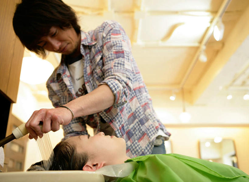 东方人,两个人,理发师,站,躺,笑,微笑,露齿笑,横图,室内,白天,仰视,水,天花板,照明,亚洲,弯腰,阴影,服装,光线,壁灯,水槽,水龙头,液体,影子,墙,水滴,灯光,围兜,注视,休闲装,黄种人,水斗,顾客,开关,墙壁,墙面,灯,衣服,白色,灯具,打开,观察,看,站着,休闲,休闲服,服饰,观看,理发屋,照亮,阀门,察看,开启,照明设备,关注,理发围布,弯身,水咀,主顾,剪发围布,理发围兜,围布,卧着,男人,男性,年轻女性,女人,女性,中年男性,亚洲人,发型师,理发员,美发师,清洗,躺着,卧,站立,半身,彩图,低角度拍摄