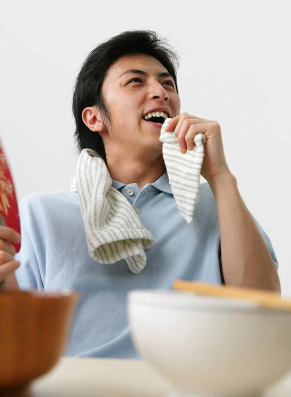 东方人,一个人,坐,笑,微笑,露齿笑,竖图,室内,白天,白色背景,正面,餐桌,筷子,桌子,餐具,亚洲,仅一个男性,仅一个人,一把,一双,握,阴影,服装,朦胧,模糊,反射,木制,纺织物,扇子,影子,陶瓷,陶瓷制品,清凉,注视,休闲装,黄种人,凉爽,文化,传统,仅一个年轻男性,两个,衣服,木制品,容器,毛巾,碗,观察,看,清洁,休闲,休闲服,握着,摄影,服饰,影棚,餐台,观看,储藏,保暖,礼节,蒲扇,察看,储存,关注,礼仪,透气,防水,储水,耐磨,吸水,男人,男性,年轻男性,亚洲人,进餐用具,坐着,半身,彩图,影棚拍摄,拍摄,葵扇,蒲葵扇,贮存,传统文化