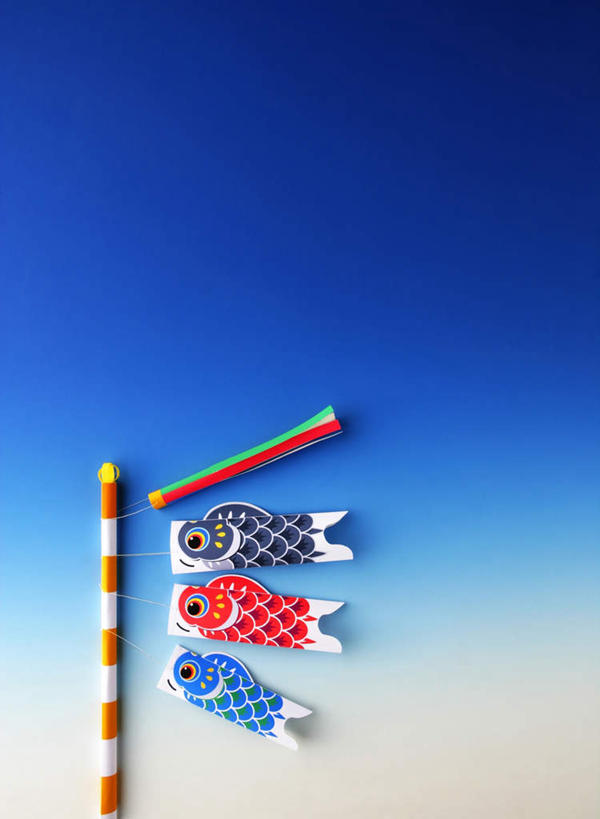 无人,竖图,室内,特写,白天,正面,静物,旗帜,一排,阴影,蓝色背景,整齐,装饰,飘扬,反射,鲤鱼旗,影子,文化,旗子,排列,三个,红色,蓝色,蓝天,天空,天,祈福,摄影,影棚,晴朗,飘逸,华丽,修饰,祈求,点缀,队列,飞扬,万里无云,衬托,美观,雅致,雅观,旌旗,旗号,鲤帜,杆子,晴空,晴空万里,彩图,影棚拍摄,拍摄,传统文化